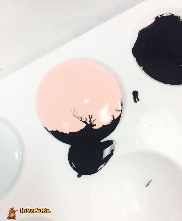 Капля чёрной краски упала на розовую, создав образ оленя