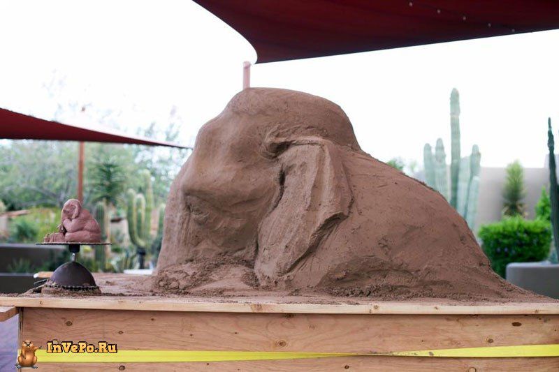 elephant-playing-chess-with-mouse-sand-sculpture-by-ray-villfane-and-sue-beatrice-2