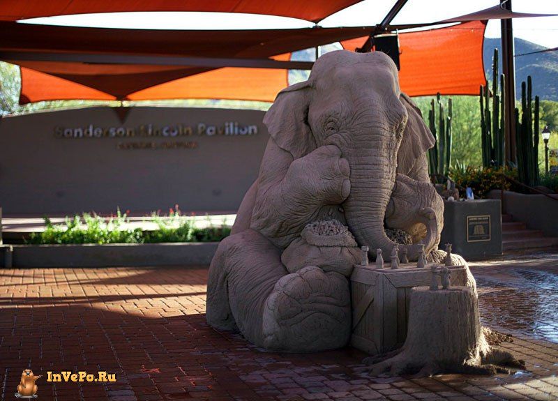 Потрясающая песчаная скульптура шахматного матча между слоном и мышью