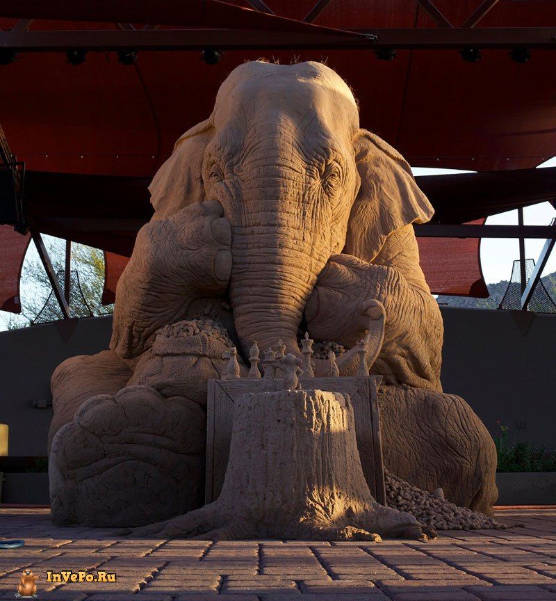 Потрясающая песчаная скульптура шахматного матча между слоном и мышью