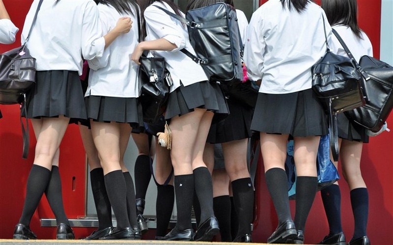 Японские школьницы и их ультра-короткие юбки