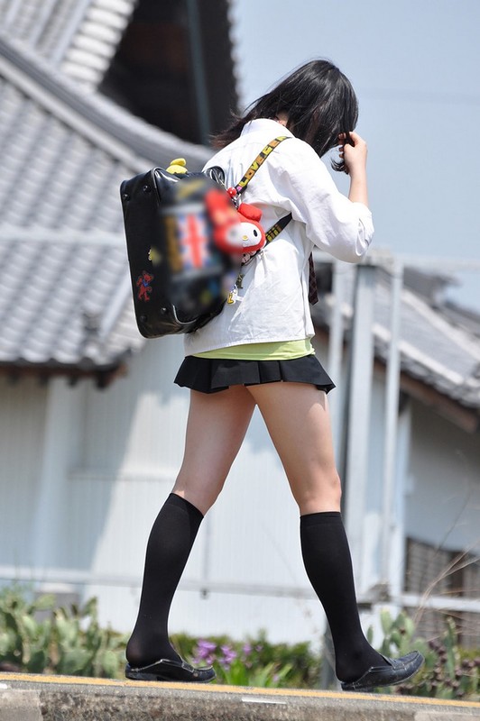 Японские школьницы и их ультра-короткие юбки