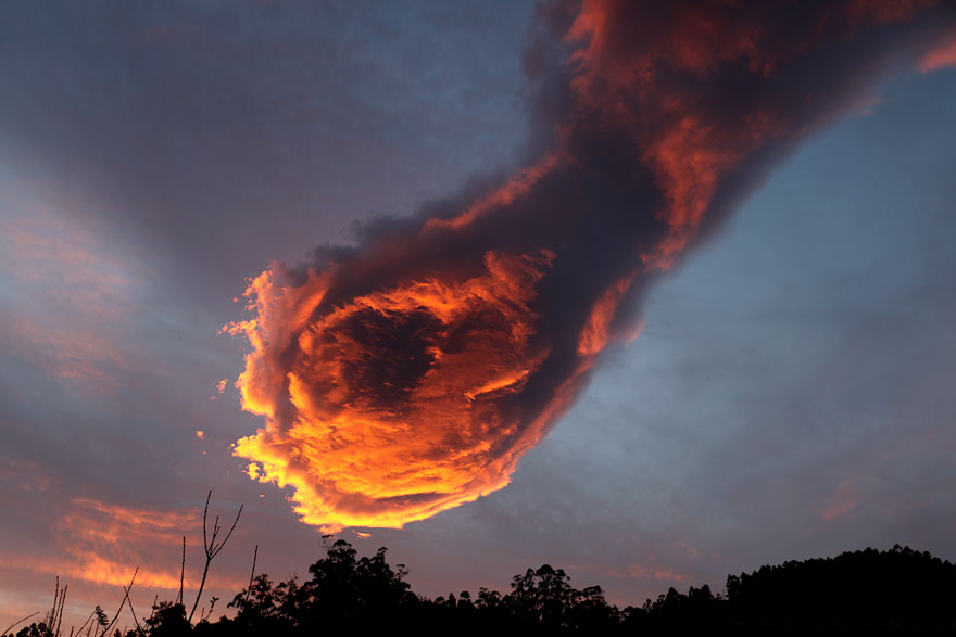 Потрясающее огненное облако «Рука Бога» над Португалией.