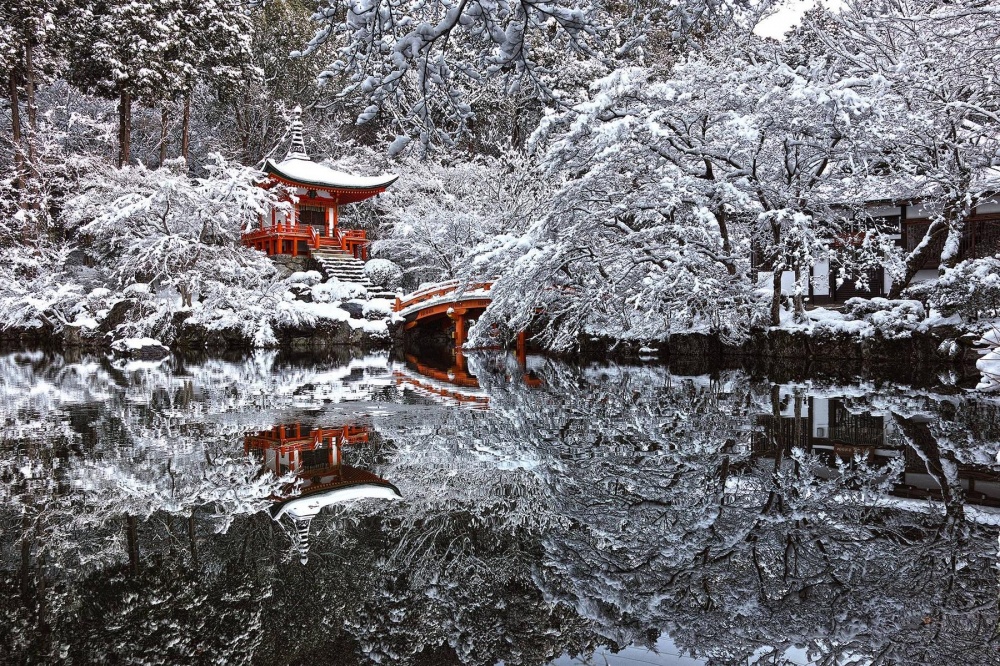 Храм в Киото, Япония. После снегопада.