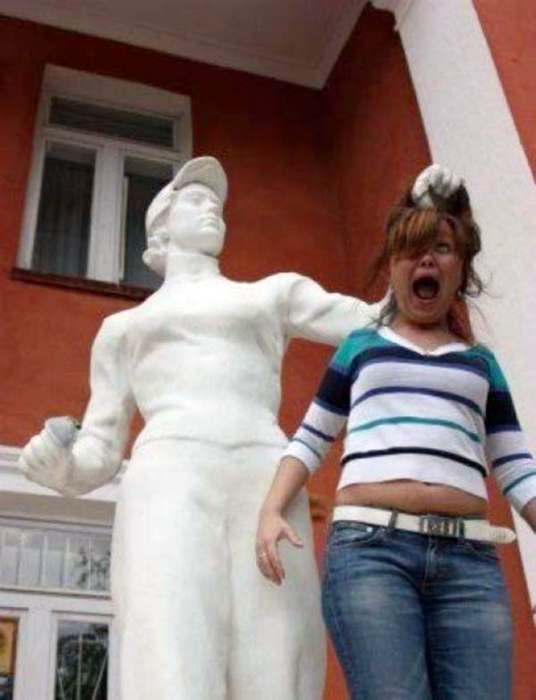17 веселых фотографий со статуями, они поднимут вам настроение